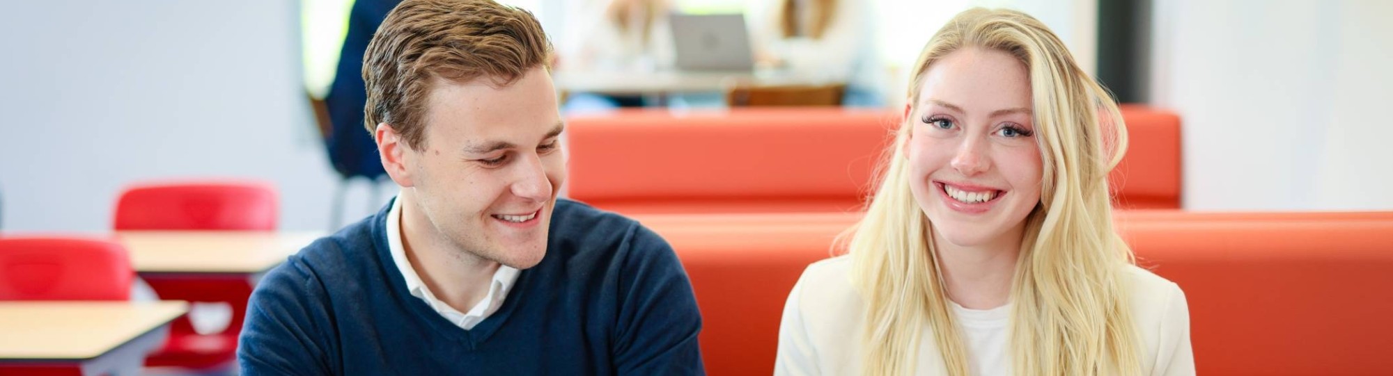 2 studenten aan het werk op de campus van de HAN