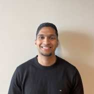 Pasfoto van een van de teamleden van SuSo, Justin Bhagai