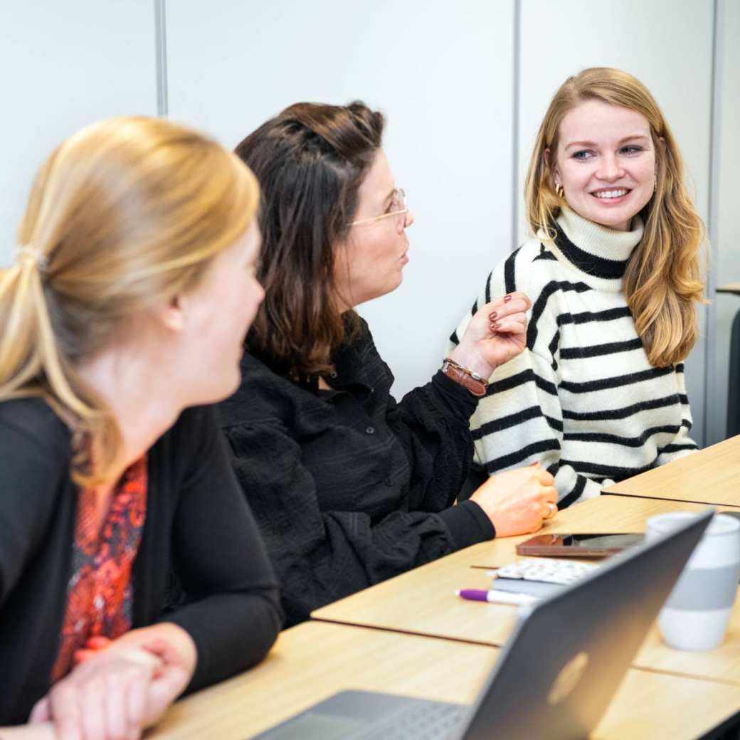 3 studenten hebben interactie tijdens lessituatie
