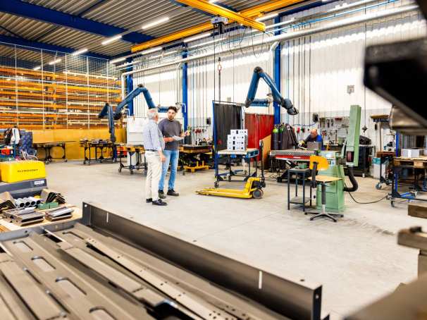 Technische Bedrijfskunde student met stage begeleider op werkvloer bij ARA.