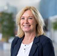 Wit t-shirt, blauw jasje met ketting