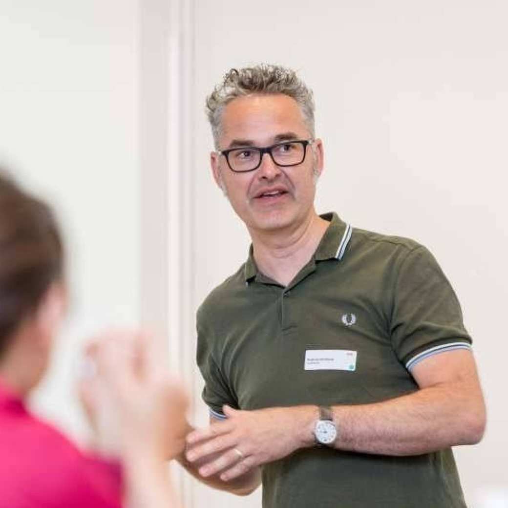 Rudie van den Heuvel die presenteert