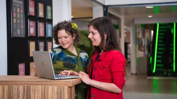 Deelnemers en docenten van de post-hbo opleiding Bedrijfskunde, in gesprek met elkaar op het plein voor Ruitenberglaan 31