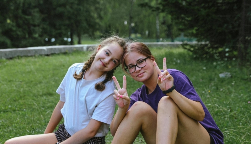 2 meiden buiten