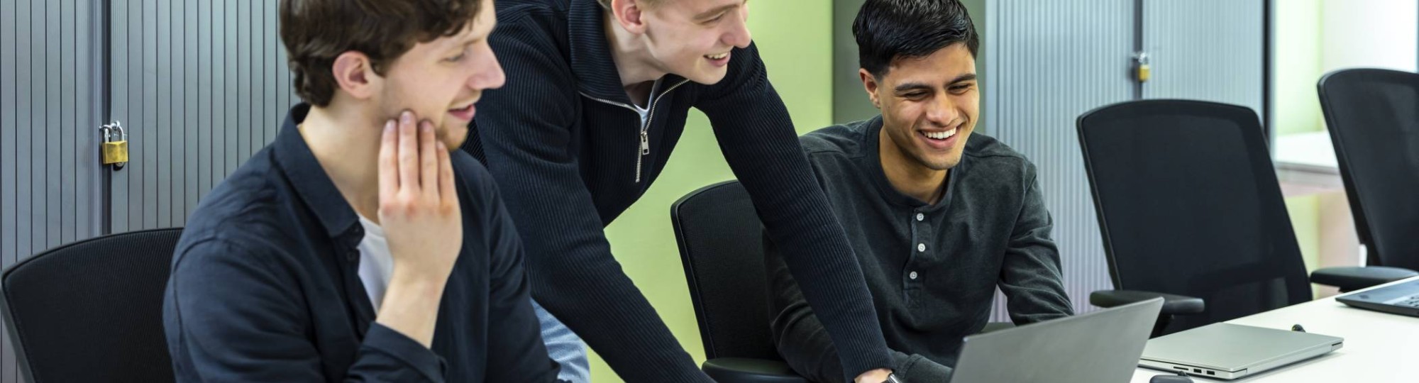 Studenten HBO-ICT werken achter hun laptop
