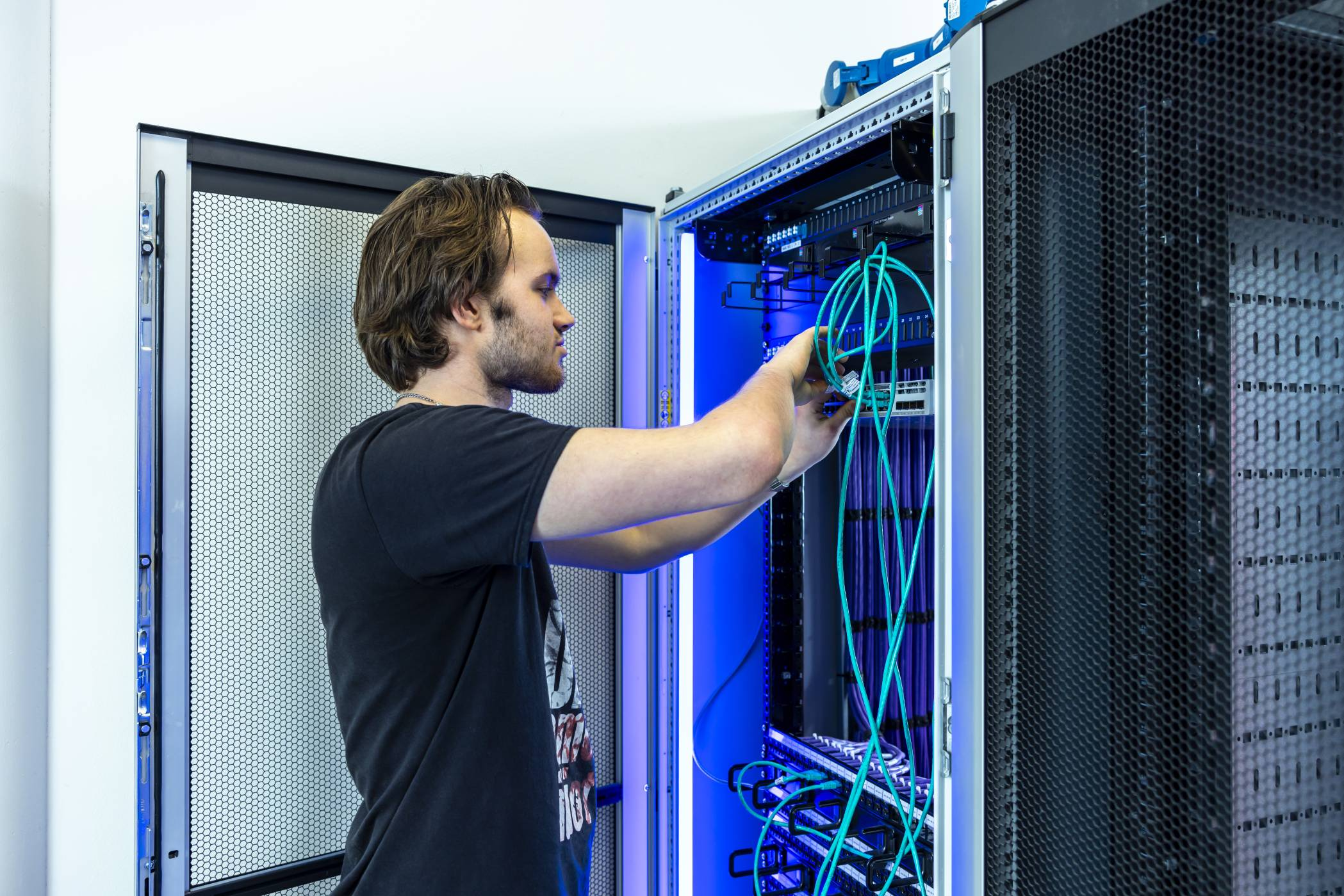Student werkt aan server