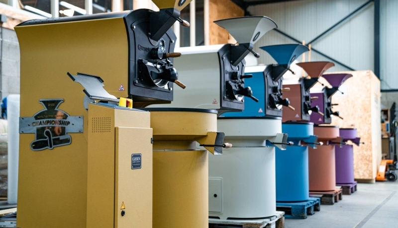 Kleurrijke koffiebranders op rij van Giesen Coffee Roasters