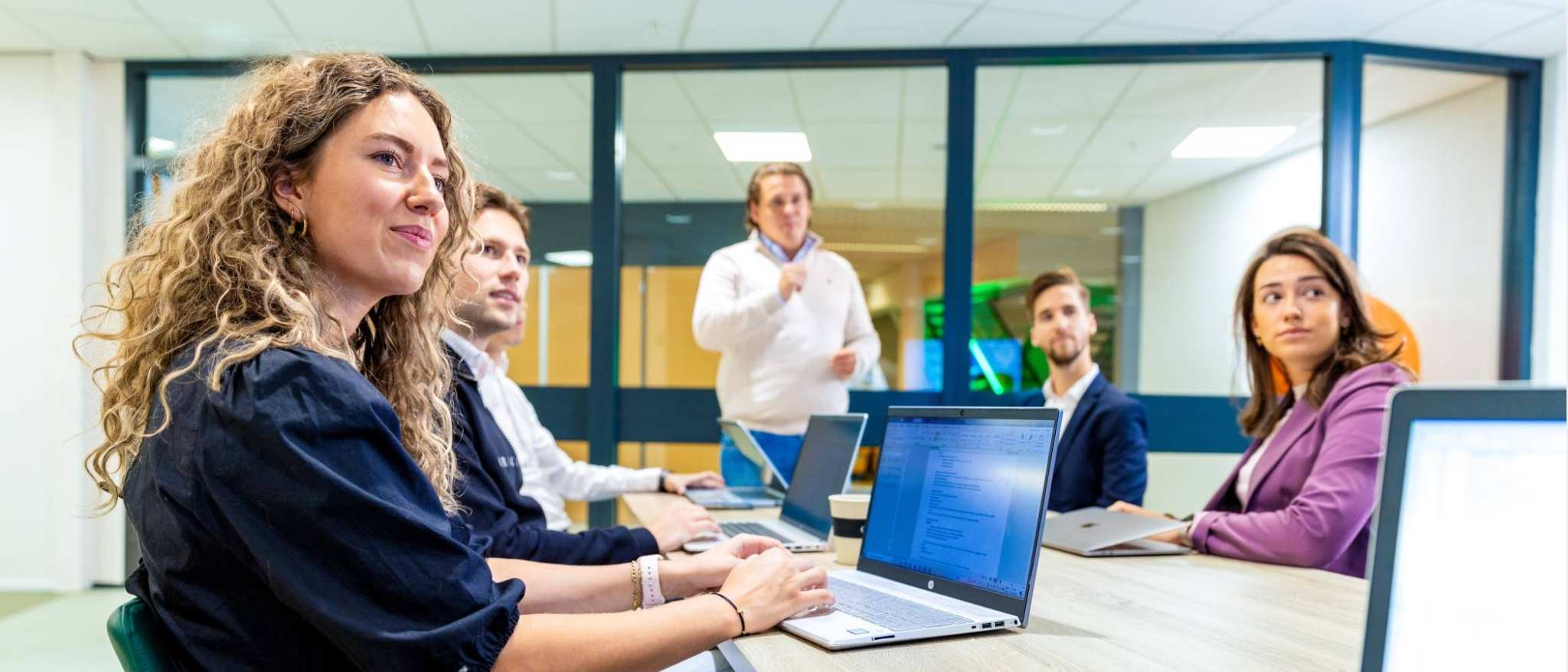 Studenten van de bachelor Commerciële Economie deeltijd, duaal in gesprek en samenwerken.
