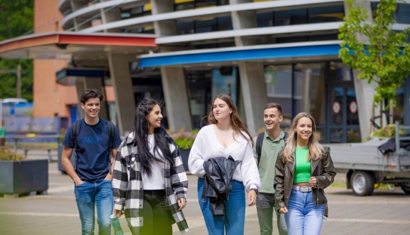 Groep HAN studenten wandelt voor het lesgebouw in Arnhem