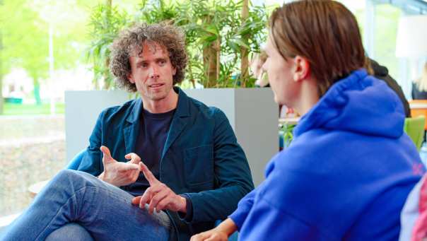 docent en student in gesprek bij Toegepaste Psychologie