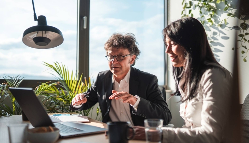 Integraal adviseur MKB in gesprek met mkb-ondernemer.
