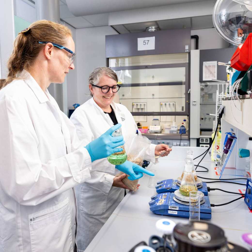 Foto's van het chemielab van het lectoraat biobased innovations voor het thema bioraffinage.