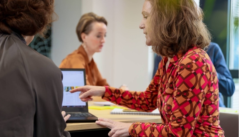 Collega's van het Centrum Meervoudige Waardecreatie in overleg en aan het werk.
