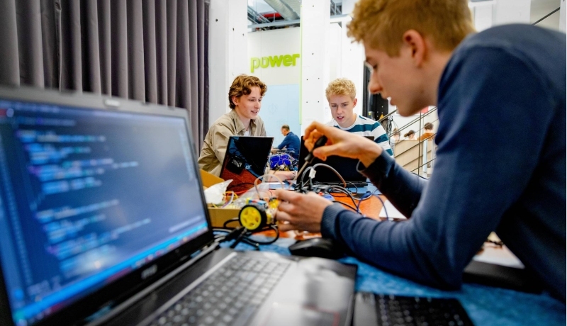 3 studenten werken aan een autootje Powerlab IPKW
