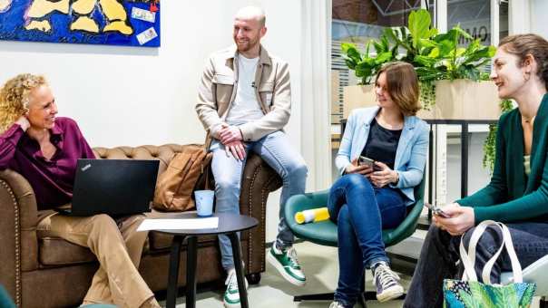 /images/brandspot/new/2025/12/08/studenten-overleg_2025_3f12a1b0.jpg