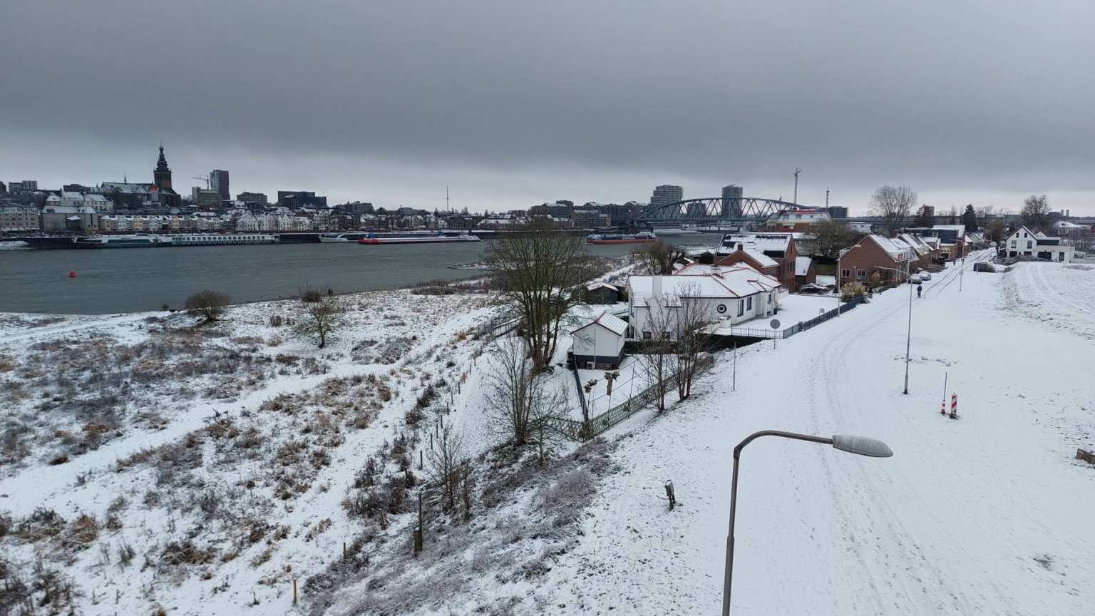 Uitzicht op Nijmegen in de sneeuw