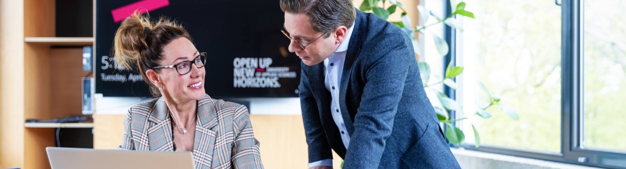 Twee studenten in gesprek op de gang