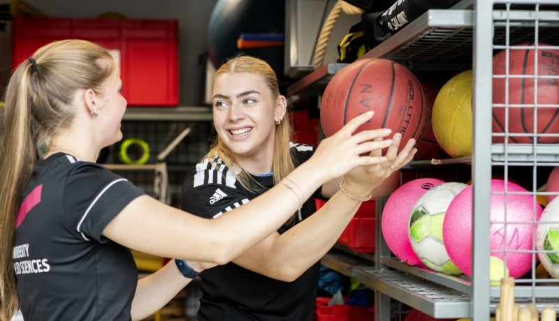 Pabo-ALO studenten spelen een potje tafelvoetbal.