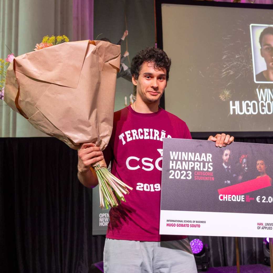 Student International Business Hugo Gobato Souto krijgt HAN Prijs in Stevenskerk in Nijmegen