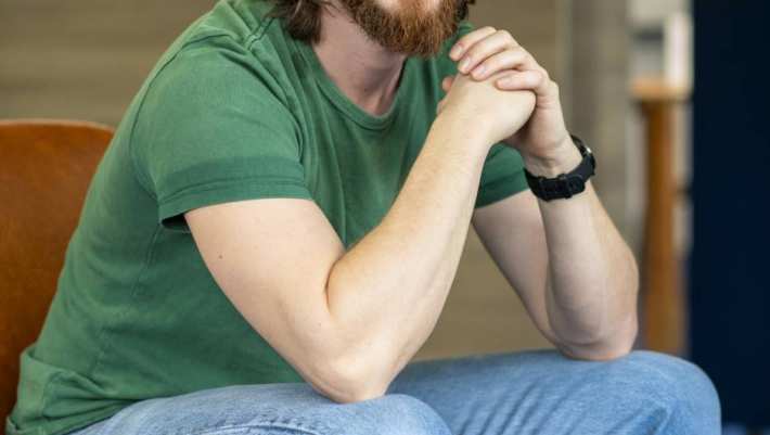 ALLEEN VOOR DE MANP | Portret van Jeffrey Hulzentop op een stoel, masterstudent van de opleiding verpleegkundig specialist op de HAN. Foto ten behoeve van testimonial MANP.