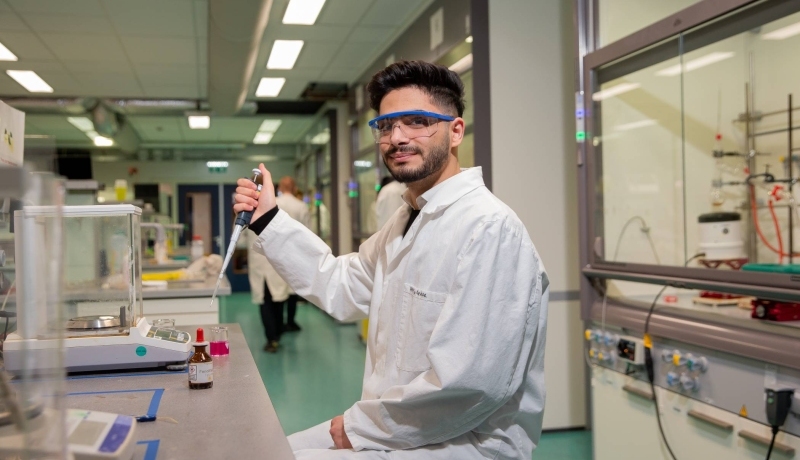 Syrisch vluchteling Gheyath Aloush doet de deeltijdopleiding Chemie