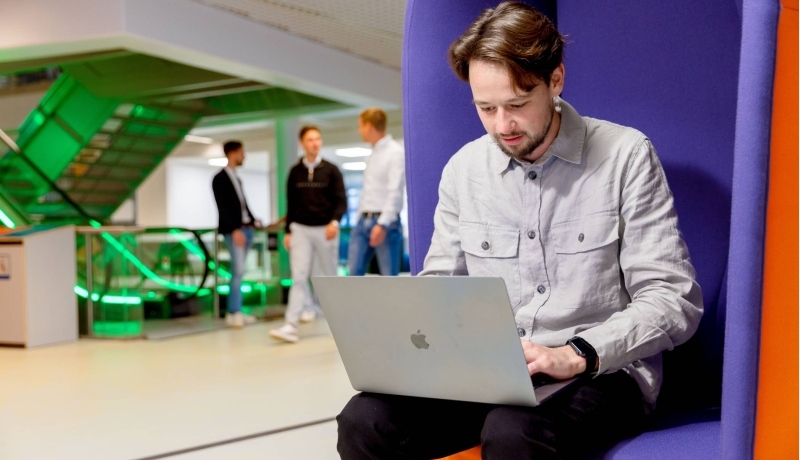 Medewerker stafdirecties en stafafdelingen aan het werk op een laptop.