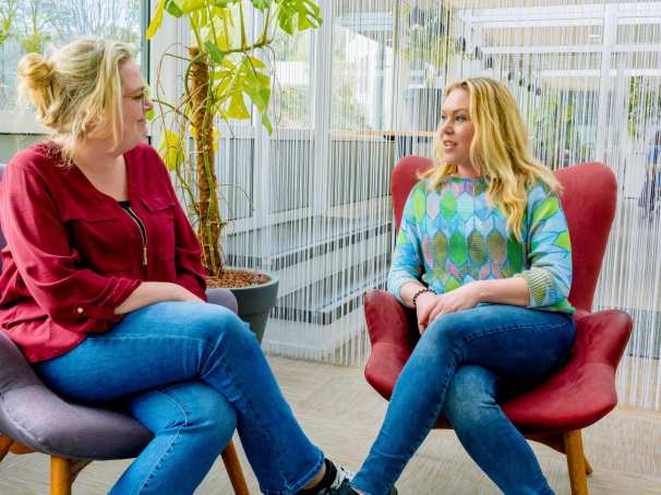 Vrouwen in overleg tijdens de cursus acute pijn service. Dit overleg houden ze in de kantine.