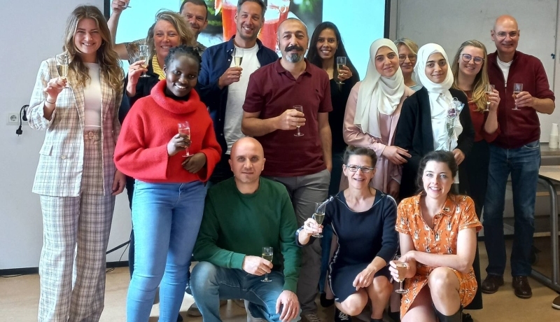 Groepsfoto van de certificering van het Leerwerktraject in de Zorg voor statushouder, mei 2023