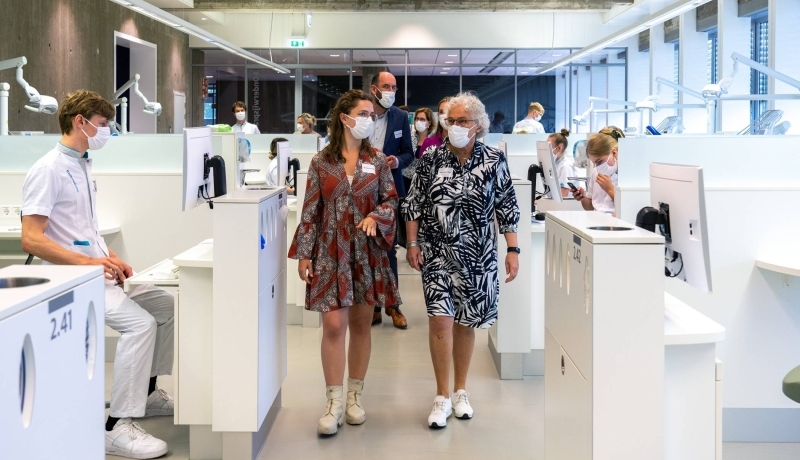 Het CvB bezoekt de student-run dental clinic of Masterkliniek