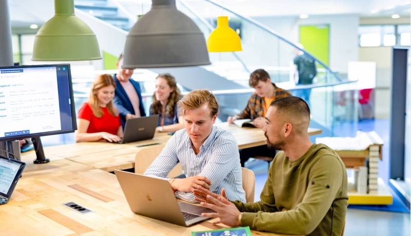 Applied data science studenten werken aan opdracht
