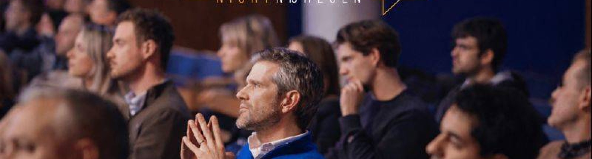 een beeld van een vorige editie van de FuckUp Night: het publiek luistert aandachtig naar een spreker