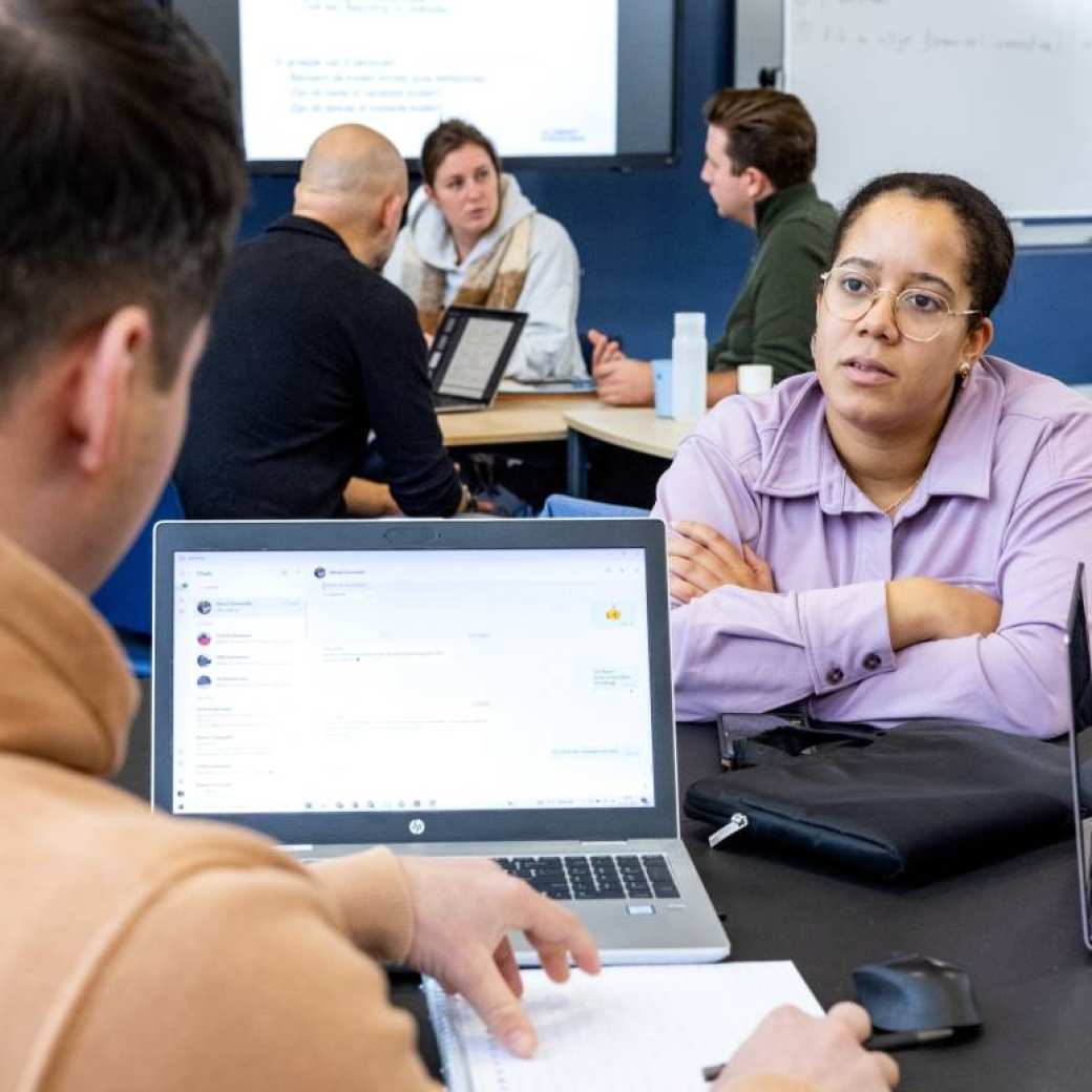Lindsy-en-Randy-werken-aan-een-opdracht in een les van MIZ