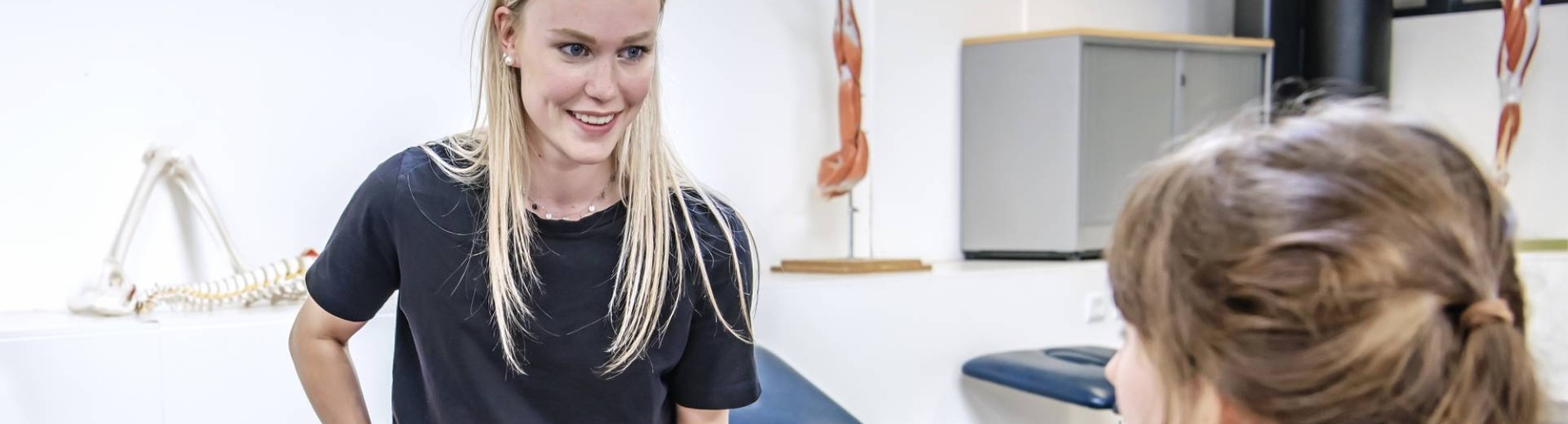Student oefening been behandelbank fysiotherapie