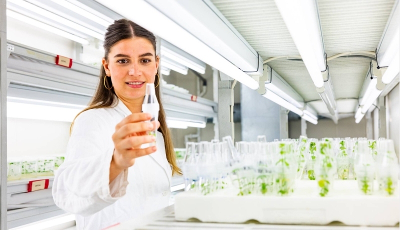 Student Nora in de plantencel