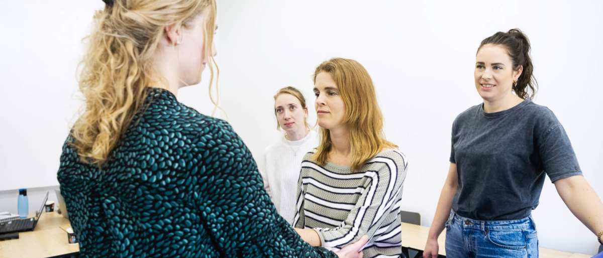 ALLEEN VOOR DE MANP | Vier studenten van de Master Advanced Nursing Practice oefenen praktijkgericht tijdens de les klinisch redeneren op de HAN in Nijmegen.