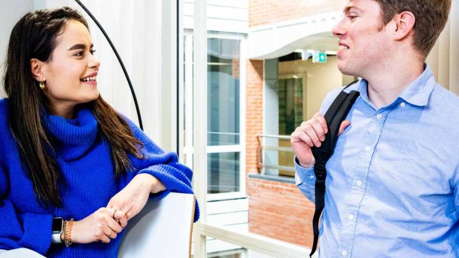 studenten van de opleiding HAN Bedrijfskunde in gesprek