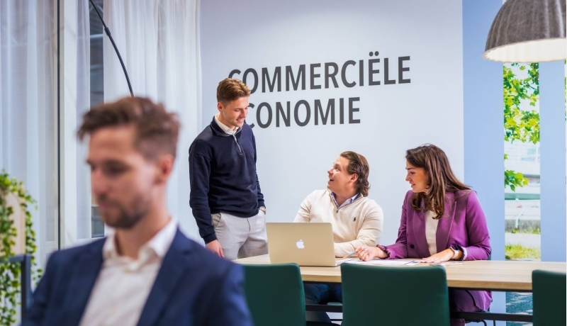 Deeltijdstudenten bachelor Commerciële Economie samen aan het werk in de lounge.