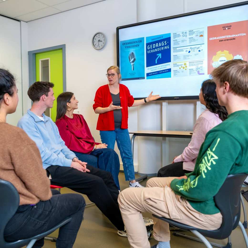 Studenten hbo Toegepaste Psychologie krijgen les van een docent in een klaslokaal