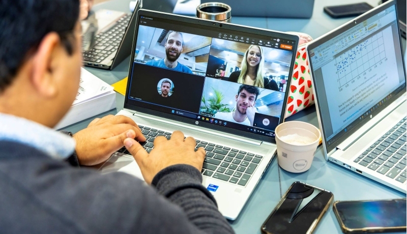 Master applied data science studenten hebben overleg via Teams