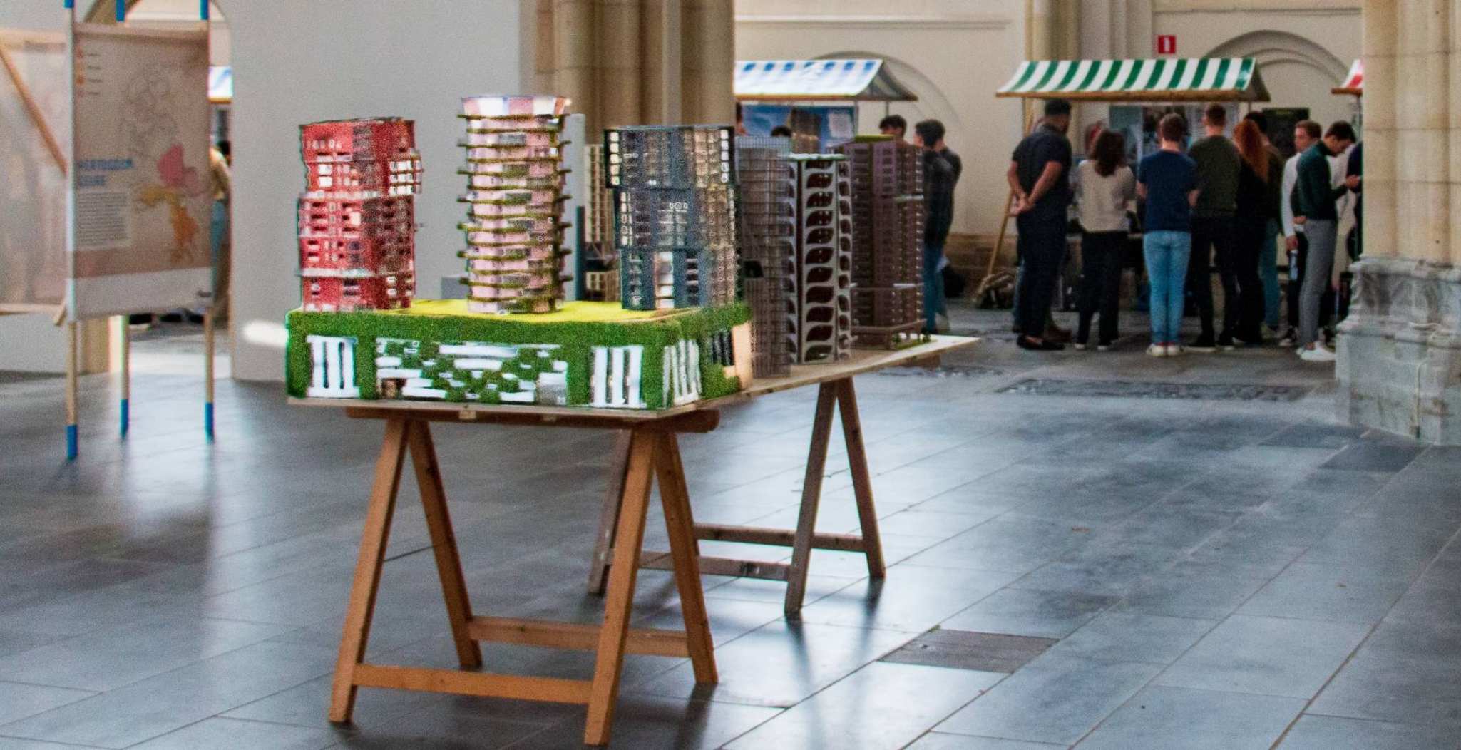 Maquettes van woontorens staan uitgestald in de Arnhemse Eusebiuskerk