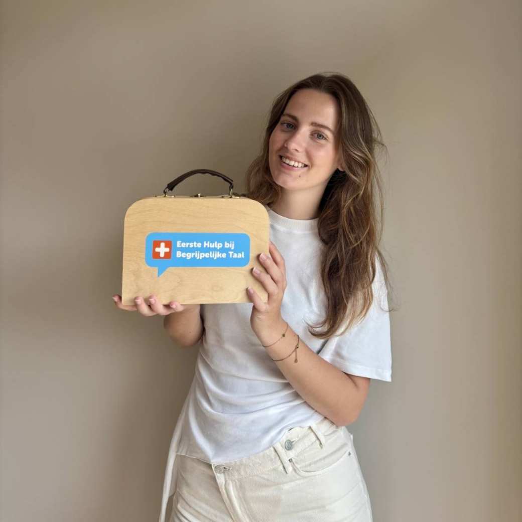 Mirte van Doorn met de Taalkoffer