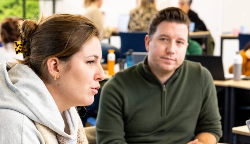 AMM LLO studente Lot licht iets toe aan medestudenten