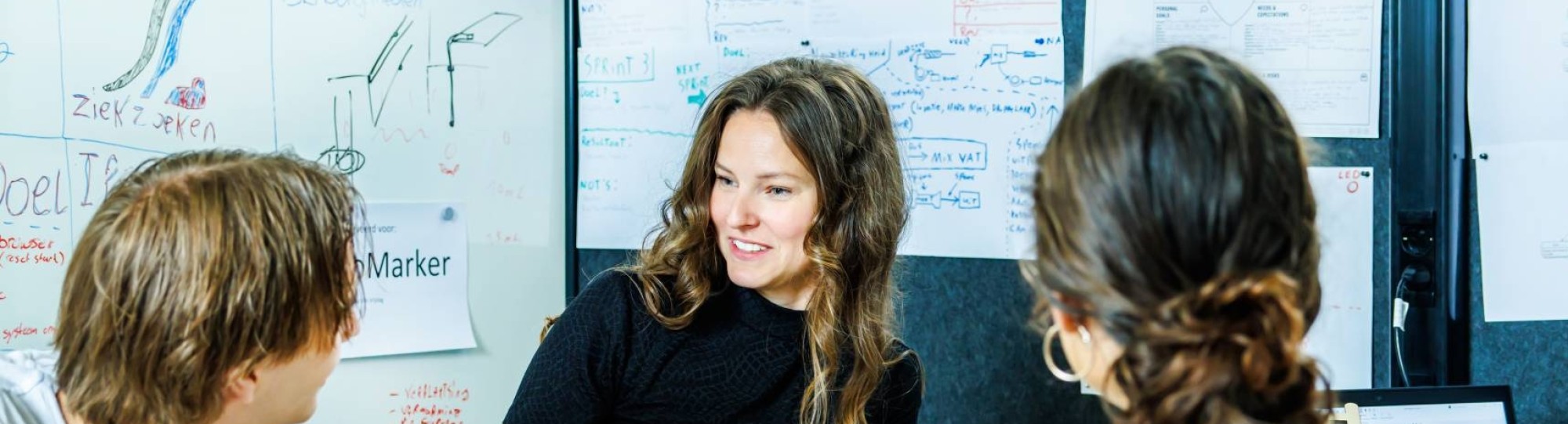 Studenten Industrieel Product Ontwerpen IPO werken samen aan een design project: Pepijn, Iris en Laila met docent Sylke