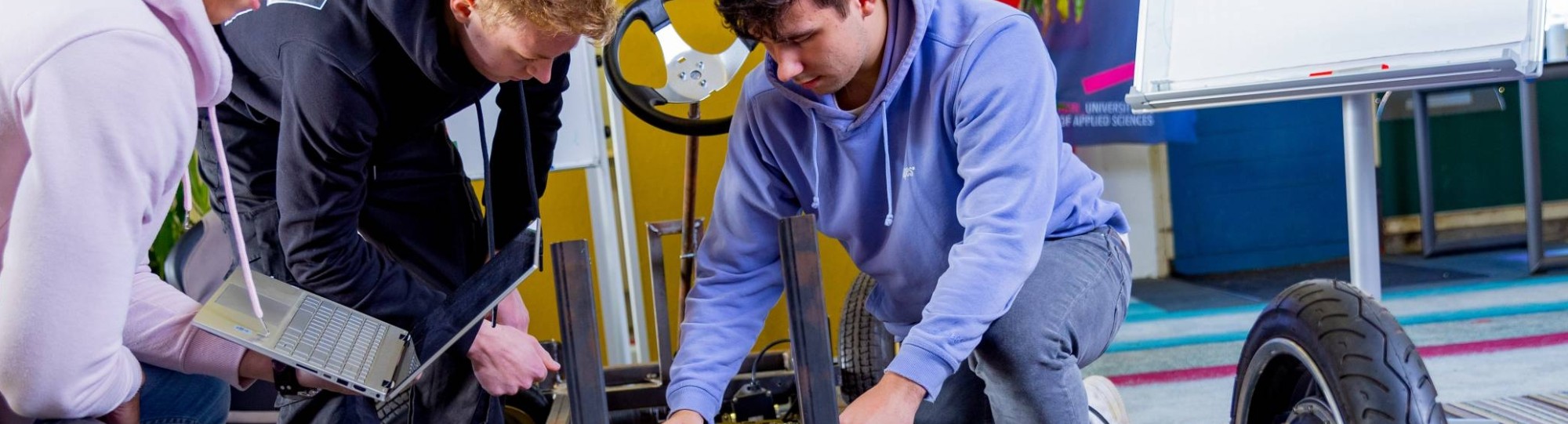3 studenten werken aan Boyle, eenpersoonswaterstofvoertuig H2lab Waterstoflab IPKW