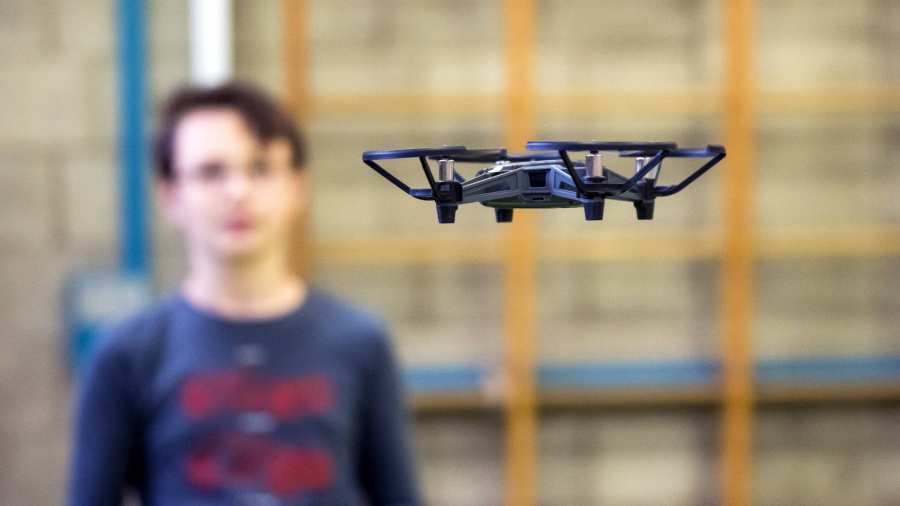 Jongens speelt met drone