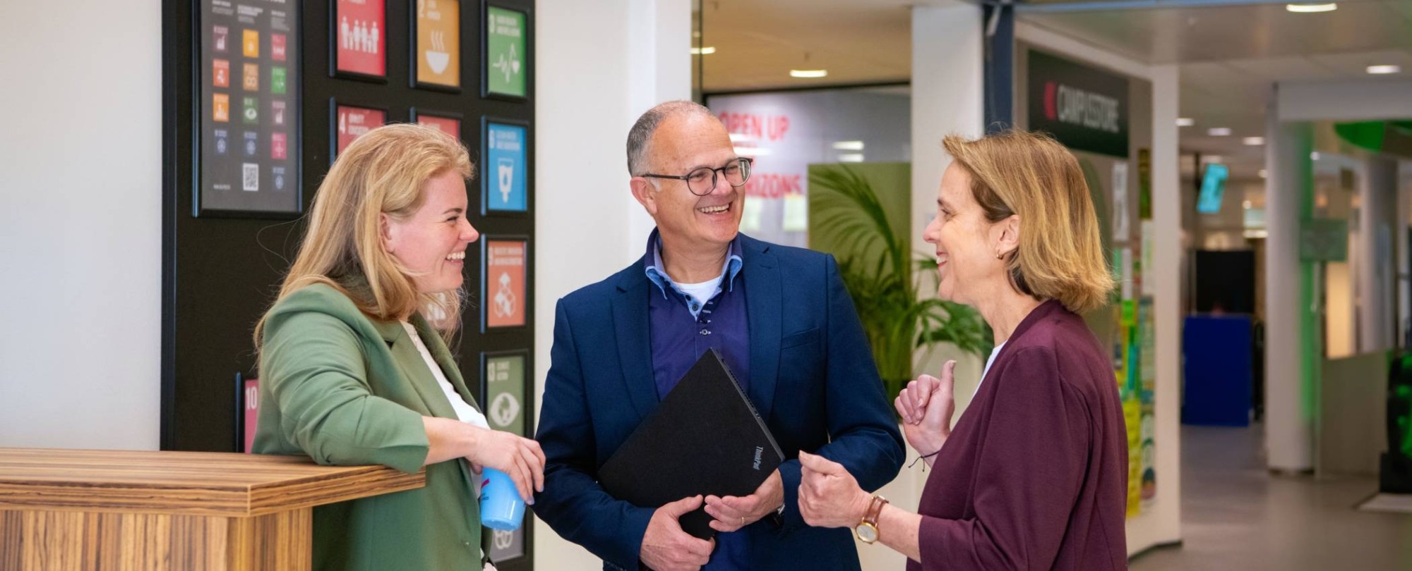 Deelnemers en docenten van de post-hbo opleiding Bedrijfskunde, in gesprek met elkaar op het plein voor Ruitenberglaan 31