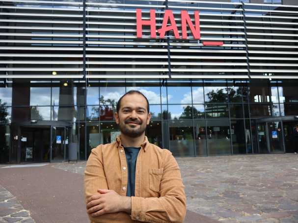 Erkan Yalcin poseert voor de HAN