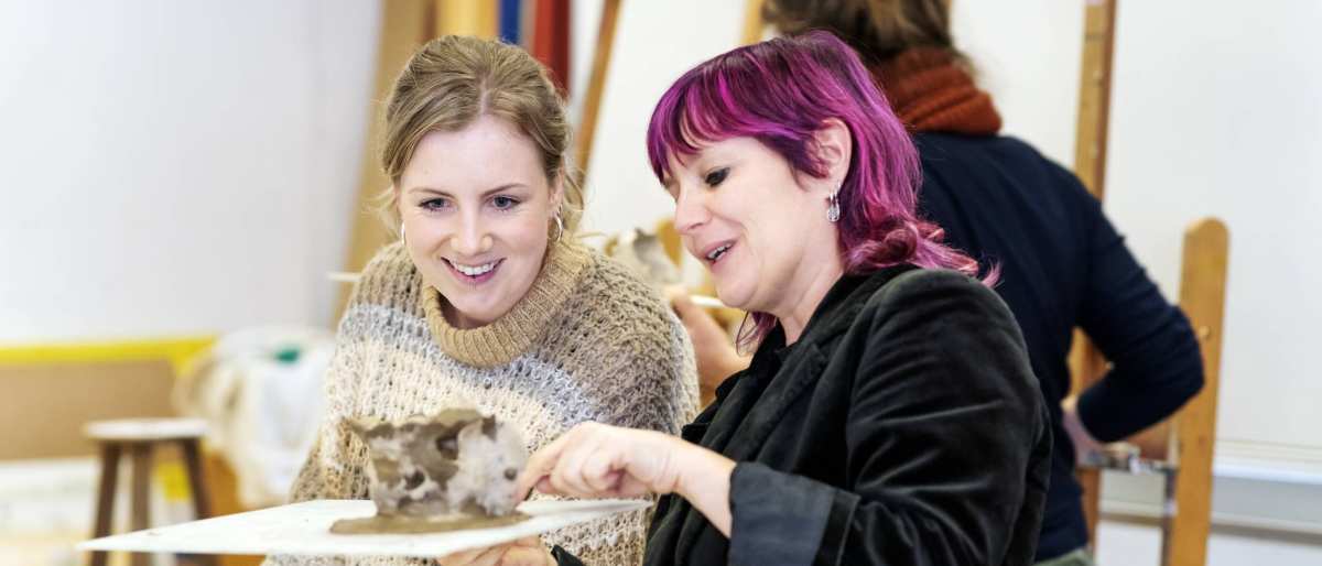 Studenten Master Vaktherapie – Beeldende Therapie – tijdens boetseren.