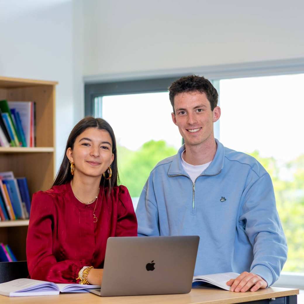 Twee studenten van hbo Toegepaste Psychologie zijn aan het werk op de HAN in Nijmegen