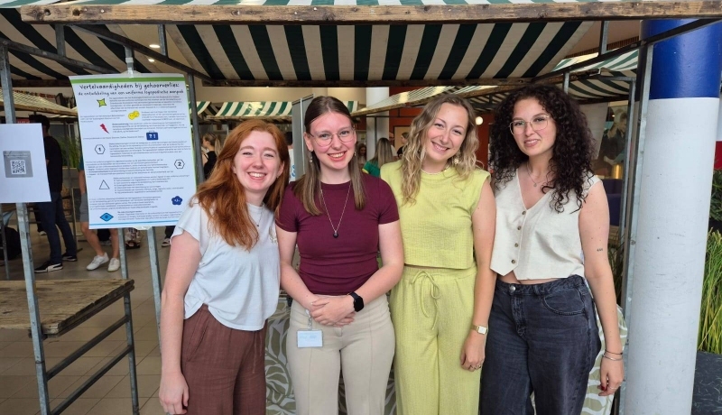 Studenten PZW met hun project Vertelvaardigheden bij gehoorverlies tijdens een postermarkt
